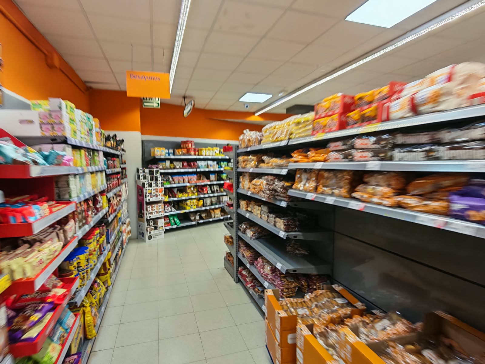 Pasillo de desayunos de una tienda de alimentación en Alaquàs cubierto con videovigilancia cableada