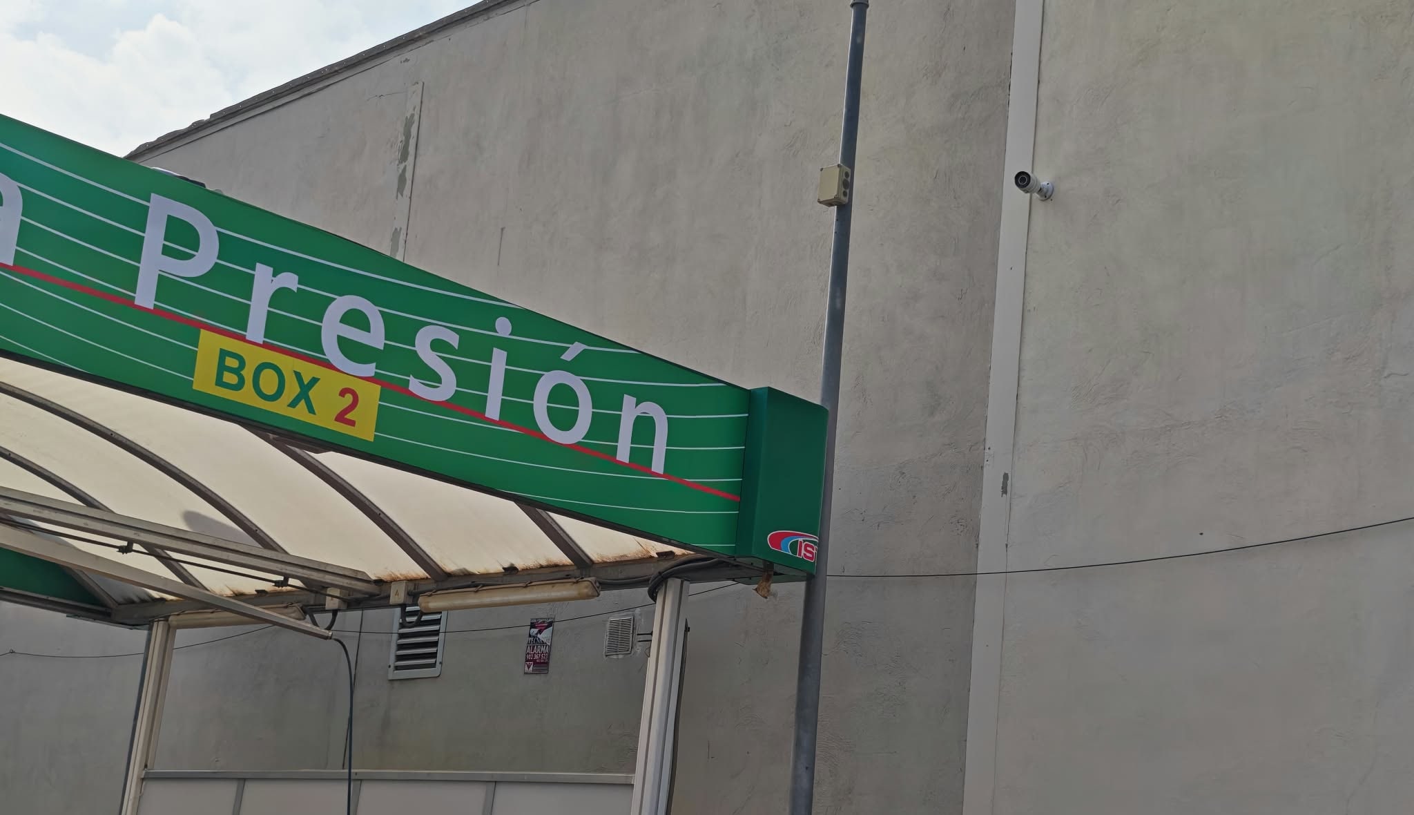 Cámara de videovigilancia cableada junto a la zona de lavado de una gasolinera en Alaquàs