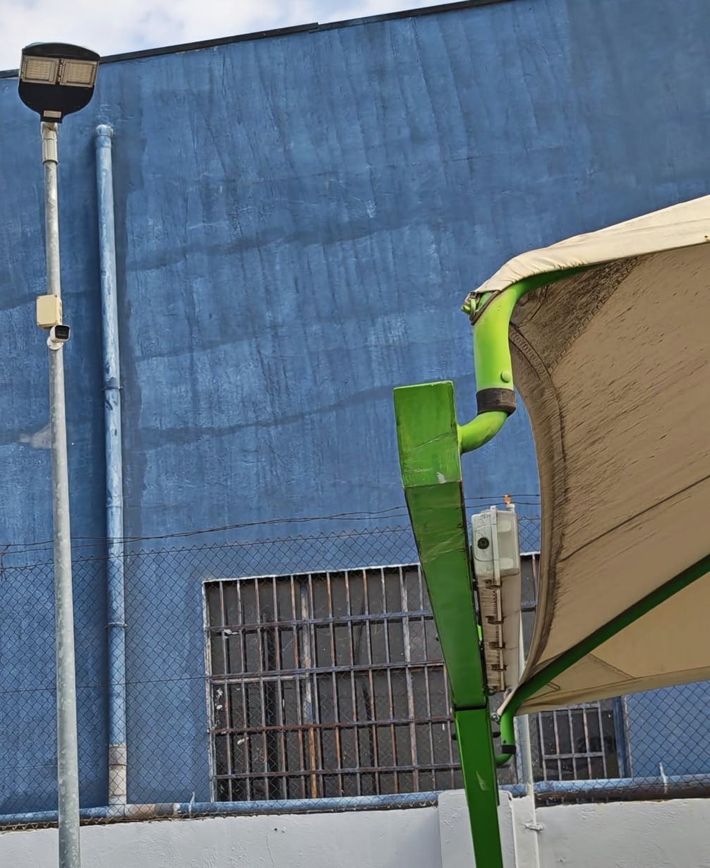 Cámara de videovigilancia cableada en una farola de una gasolinera en Alaquàs