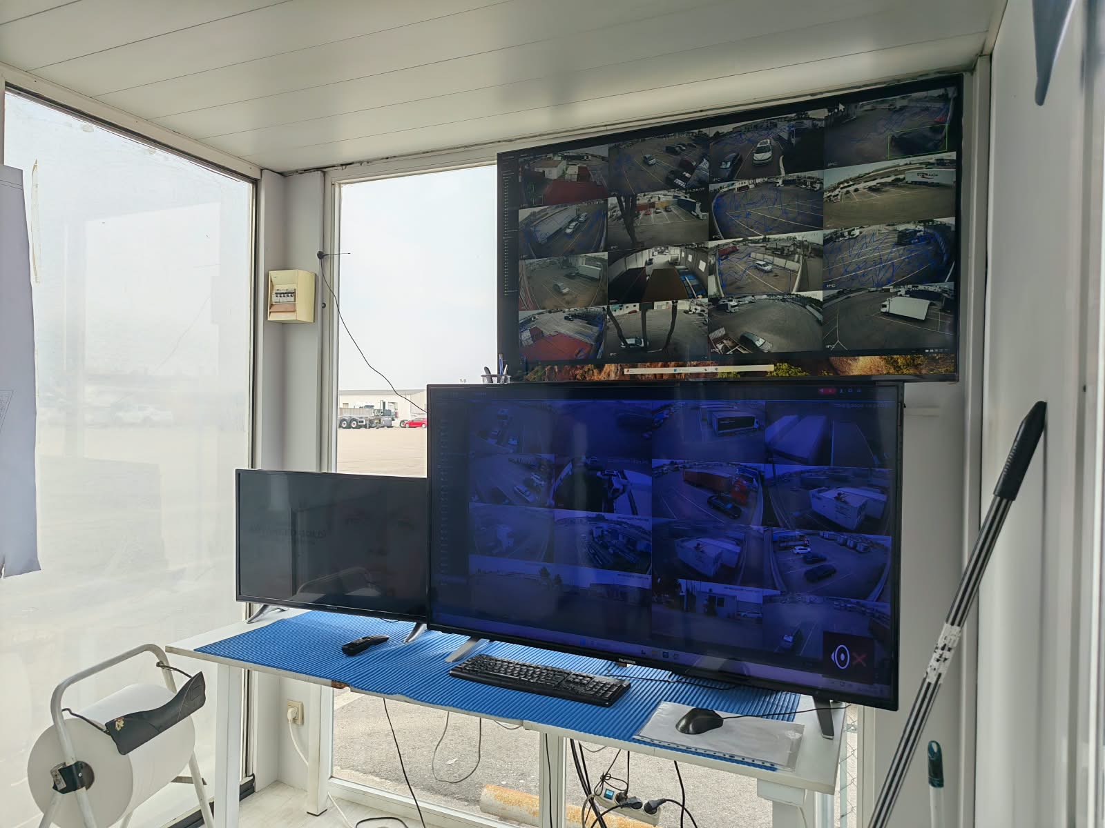 Caseta de control con el mosaico de cámaras, videovigilancia con analítica de vídeo en Alaquàs