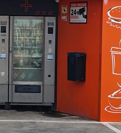 Máquinas expendedoras y cartel de zona vigilada, videovigilancia de un negocio de vending en Alaquàs
