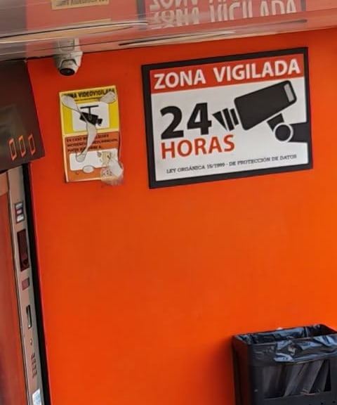 Cámara domo y cartel de zona vigilada 24 horas, videovigilancia de un vending en Alaquàs