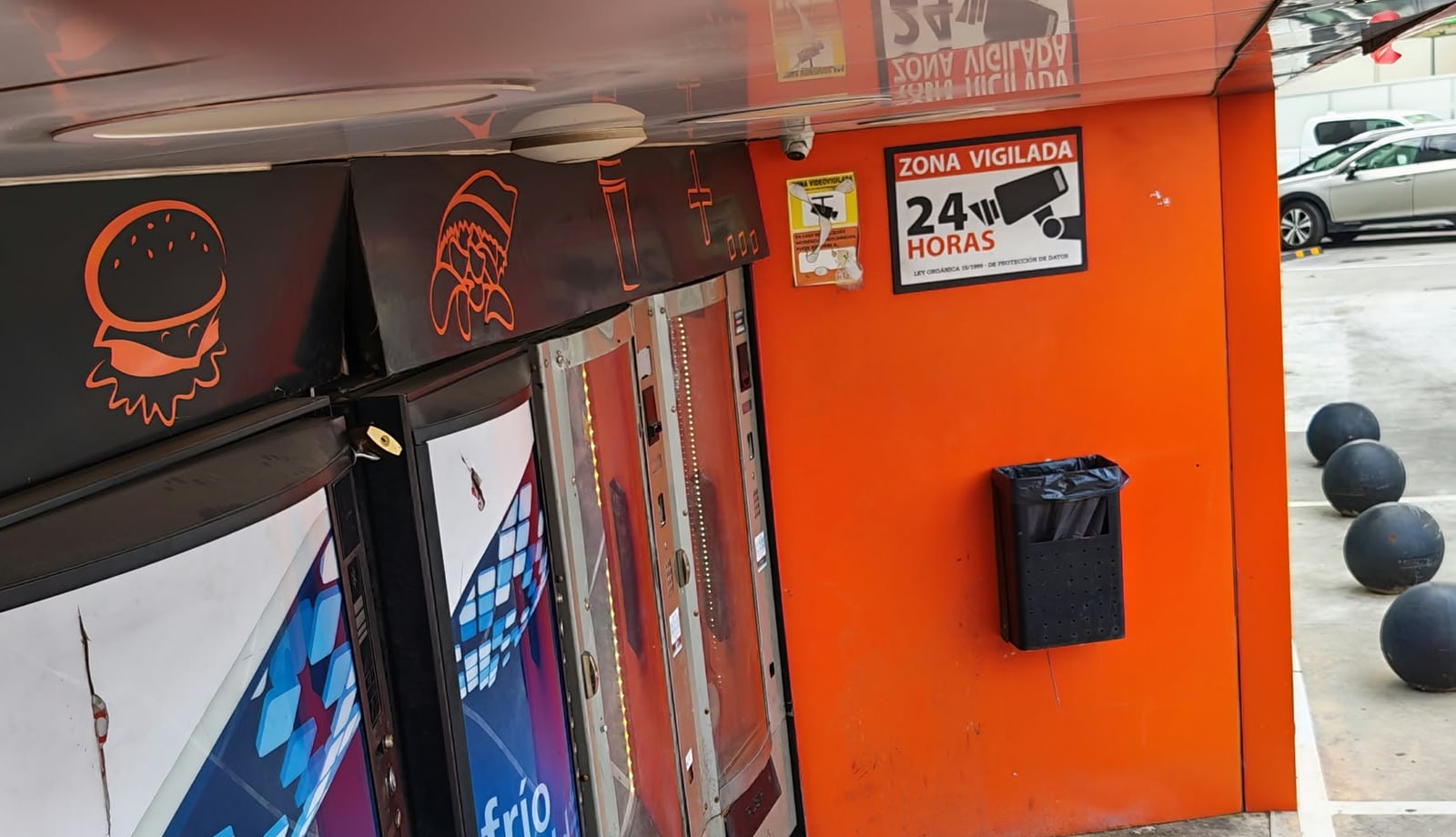 Máquinas de vending con cámara de videovigilancia en el techo del porche, Alaquàs