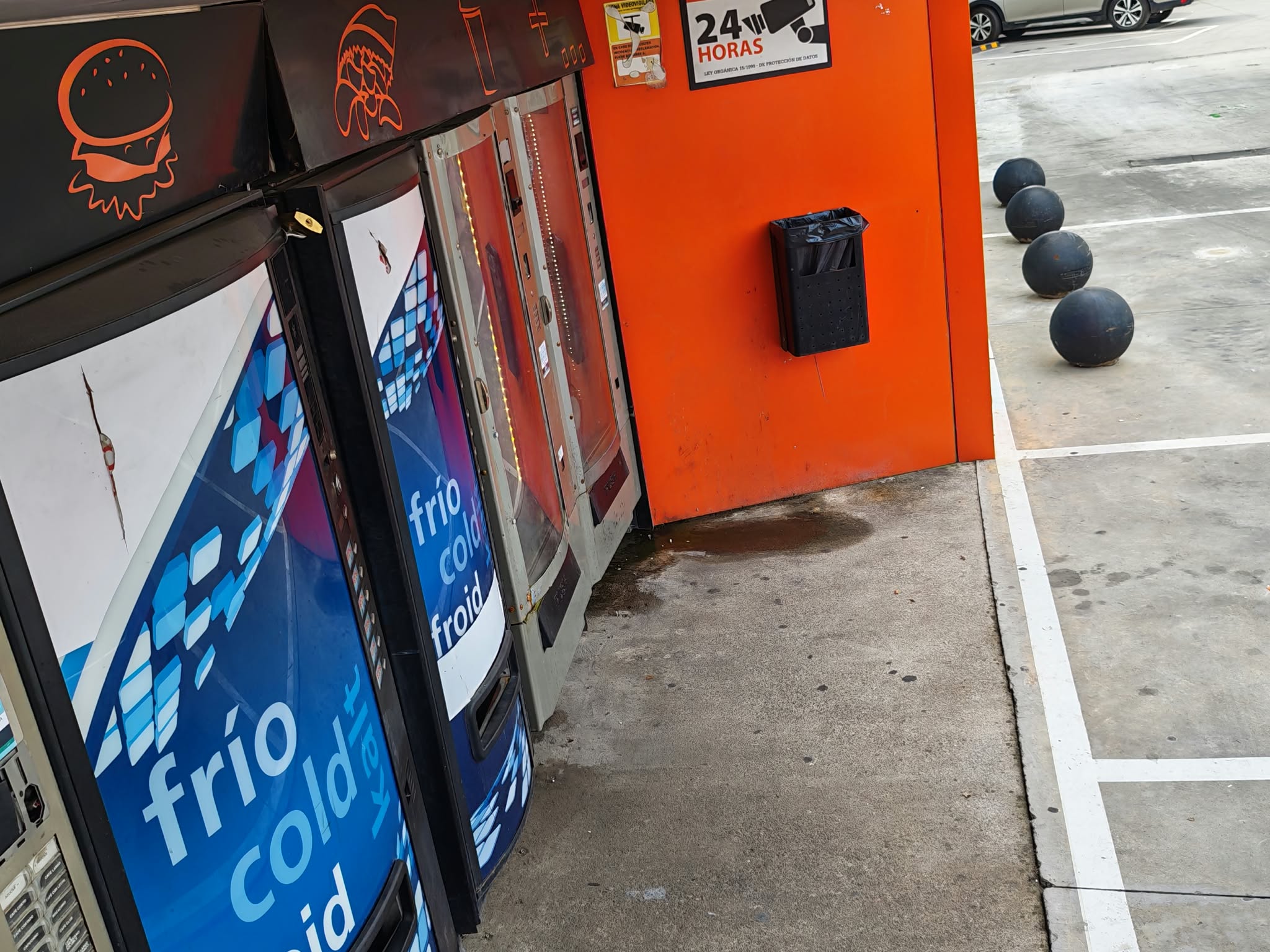 Zona de máquinas de vending vigilada con cámara, videovigilancia en Alaquàs
