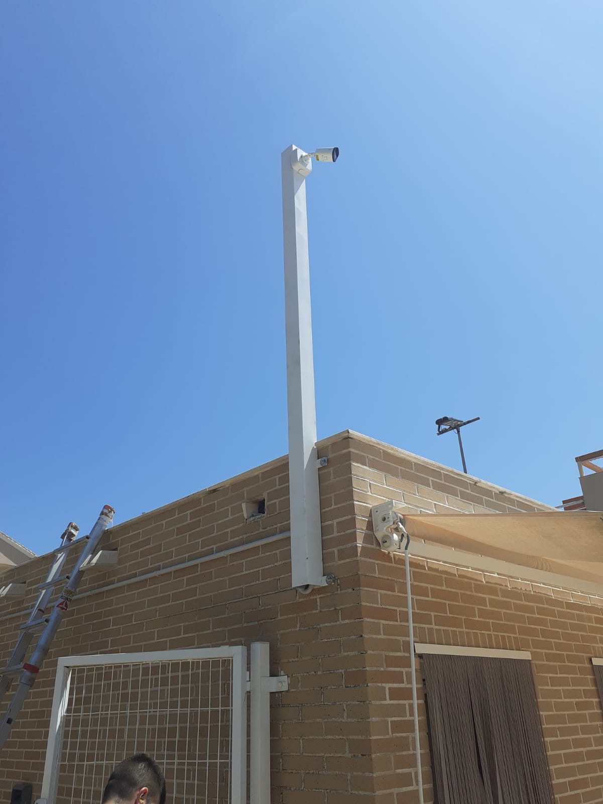Cámara en un mástil sobre la esquina del tejado, videovigilancia cableada en un chalet de Canet de Berenguer