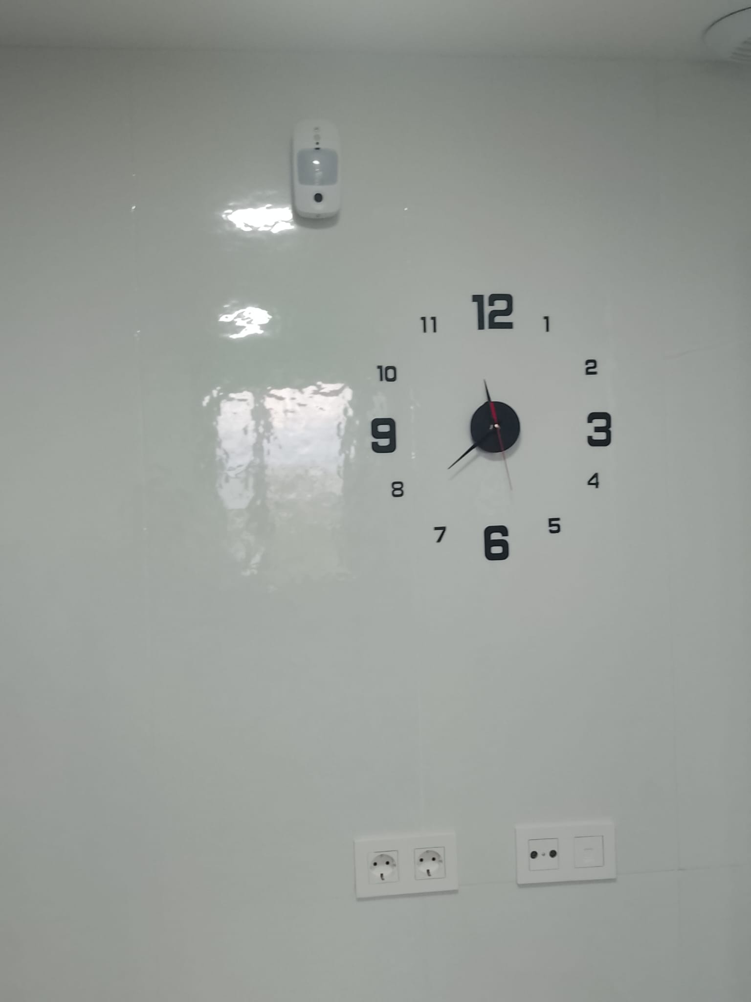 Detector de movimiento instalado en el interior de una vivienda en Manises