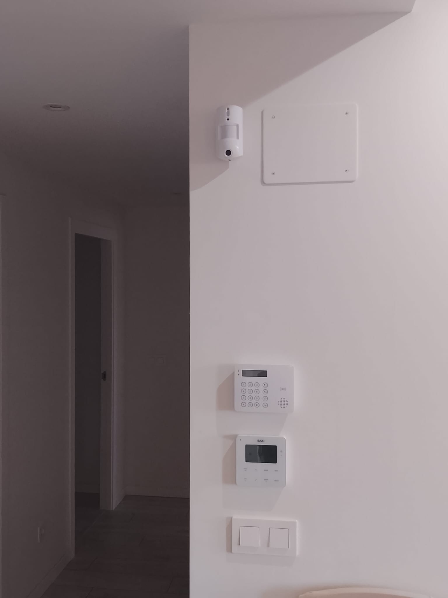Teclado y central de la alarma instalados en el pasillo de una vivienda en Manises