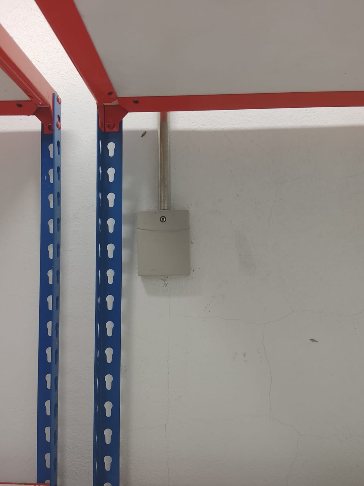 Detector sísmico junto a las estanterías de producto en una tienda de pirotecnia en Manises