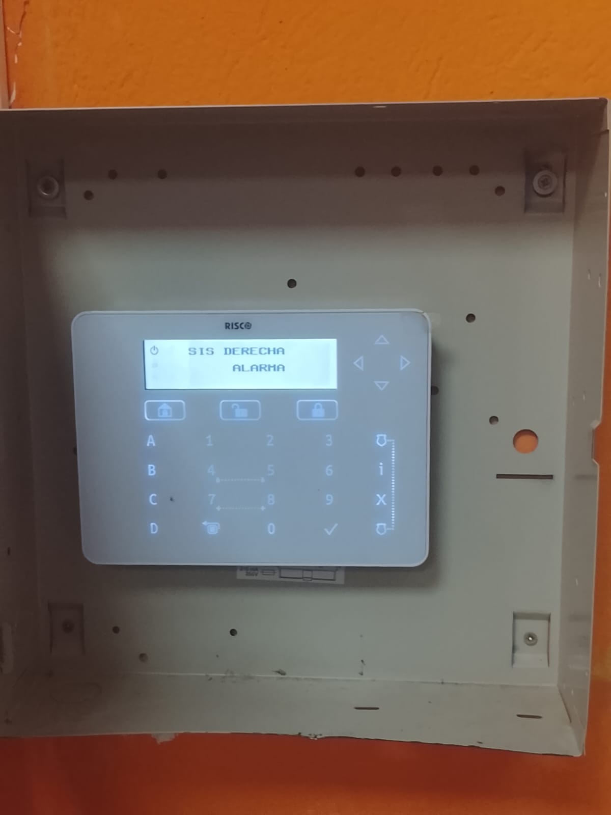 Teclado del panel de alarma RISCO instalado en una tienda de pirotecnia en Manises