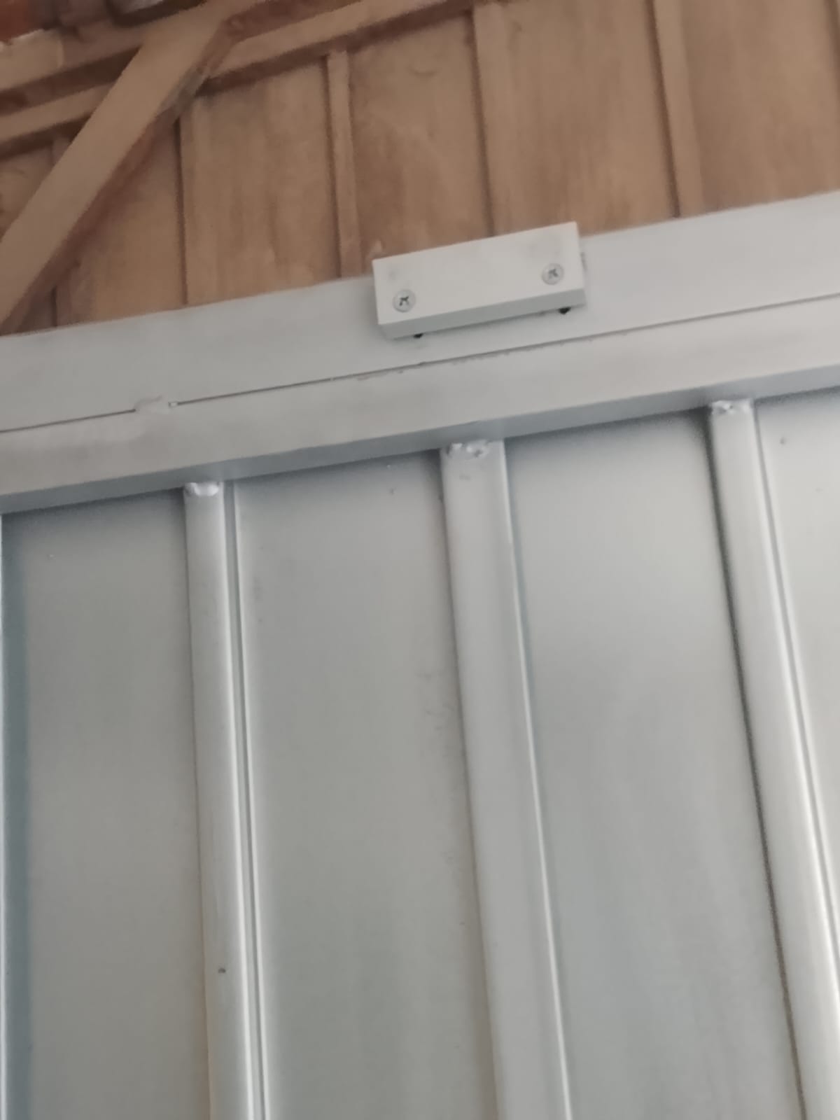 Contacto magnético en la persiana metálica de acceso de una tienda de pirotecnia en Manises