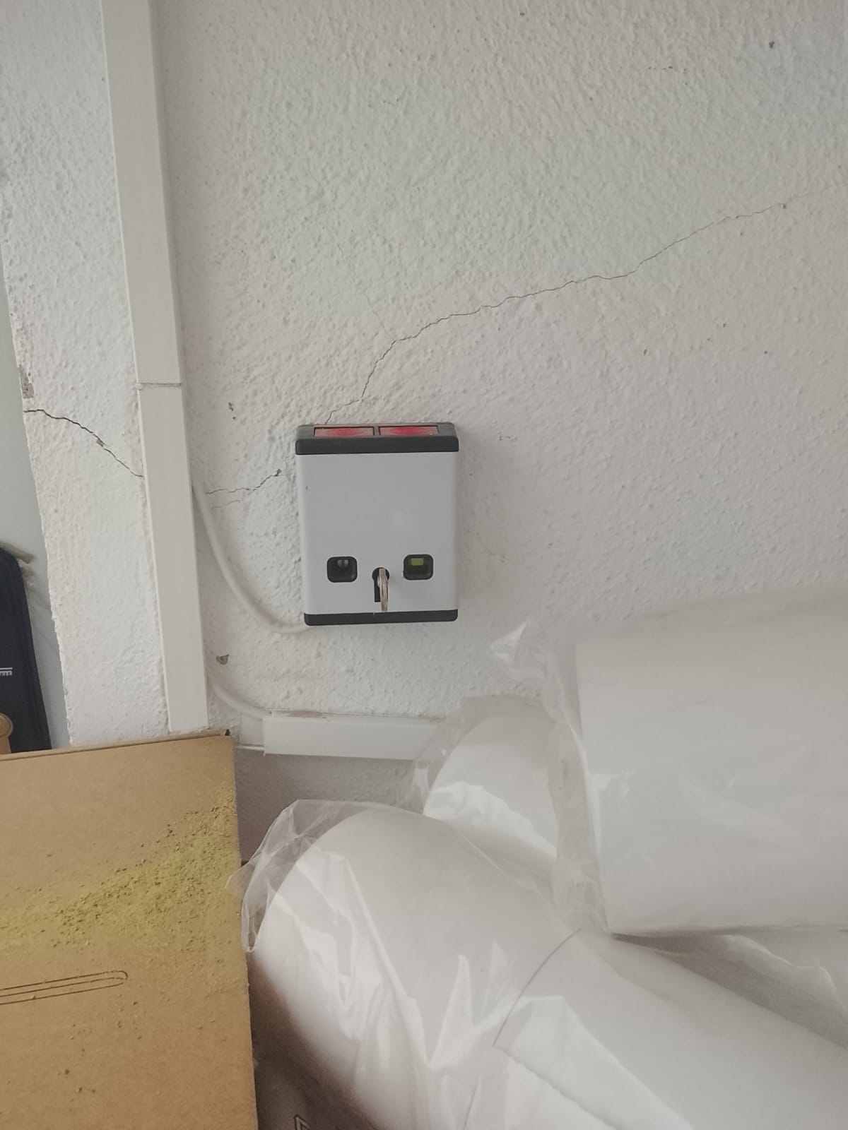 Pulsador de atraco instalado en el almacén de una tienda de pirotecnia en Manises