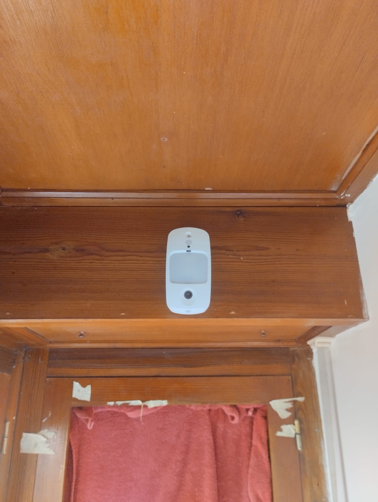 Detector de movimiento vía radio instalado en una vivienda sin luz eléctrica en Ontinyent, junto a una ventana