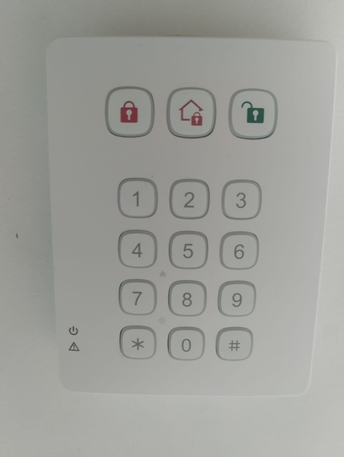 Teclado del sistema de alarma con logo de Tecnicom instalado en una vivienda de Ontinyent sin electricidad