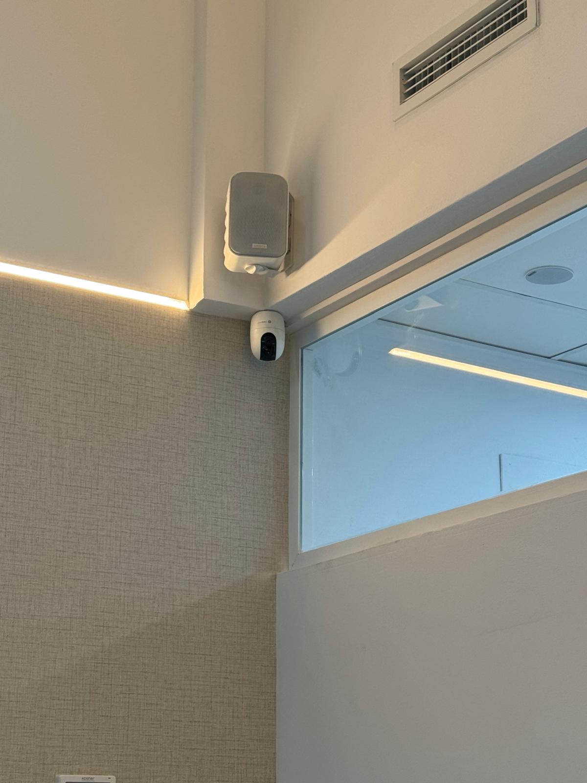 Detalle de la sirena y la cámara Jablotron junto a la tira de luz LED del techo