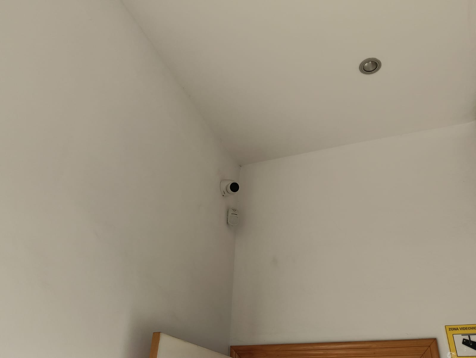 Cámara y detector movimiento alarma cableada oficina Paterna
