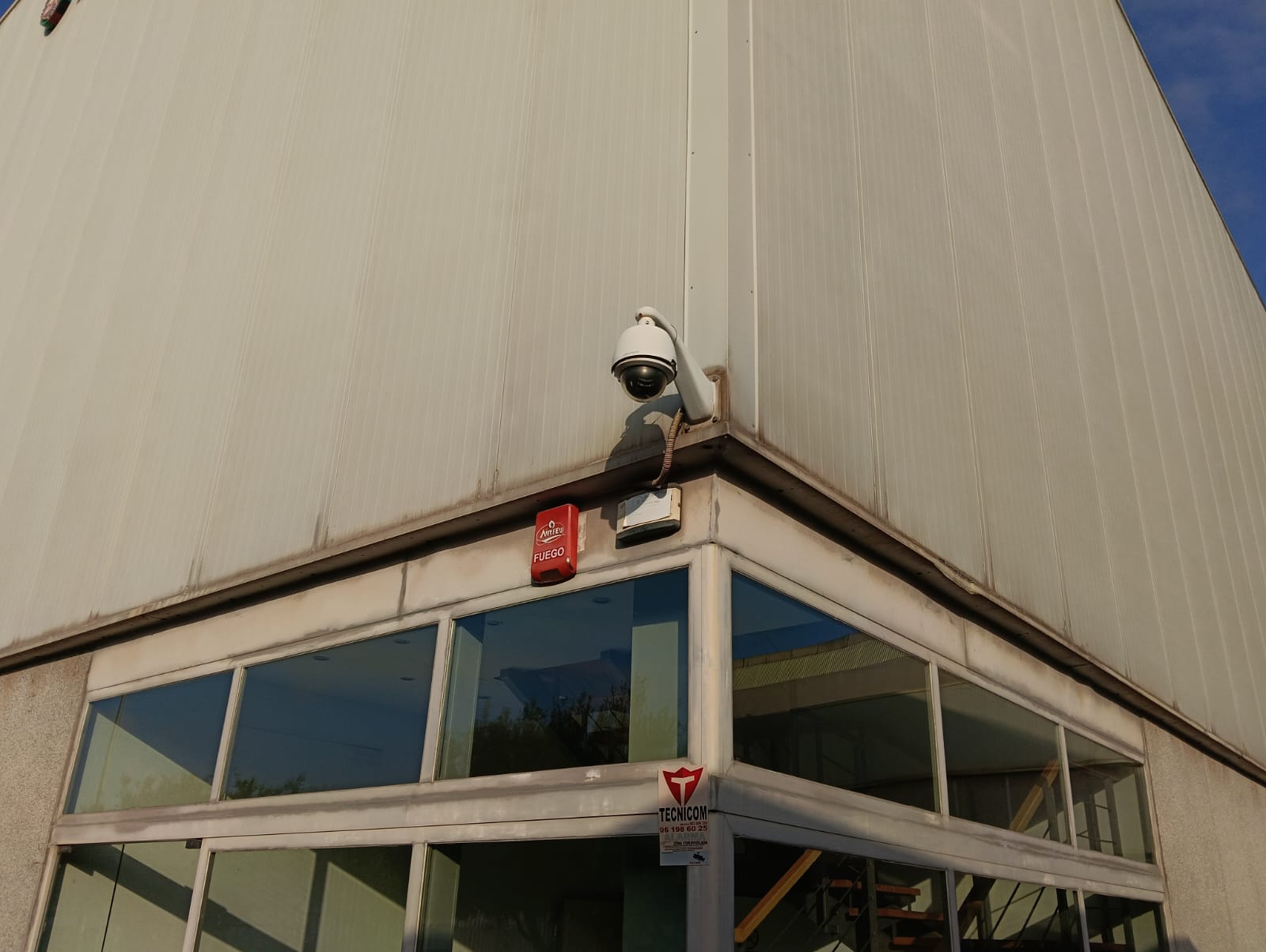 Cámara exterior alarma cableada nave industrial Paterna