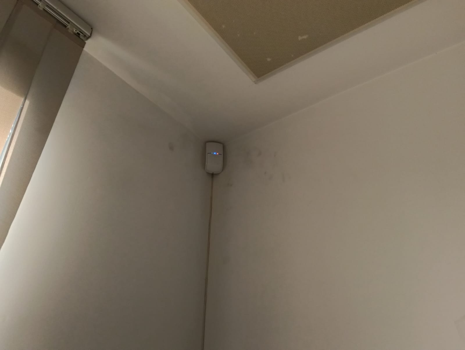 Detector movimiento alarma cableada oficina Paterna