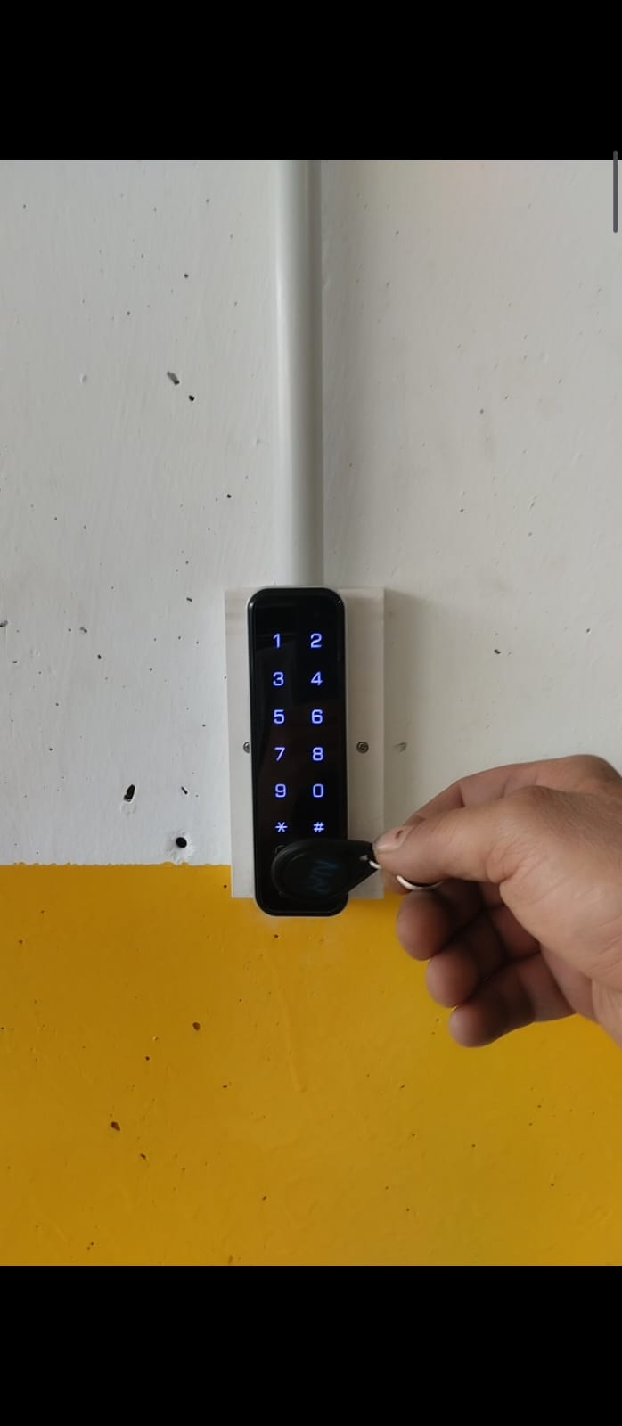 Teclado numérico con lector de llave de proximidad, control de accesos en Riba-roja de Túria