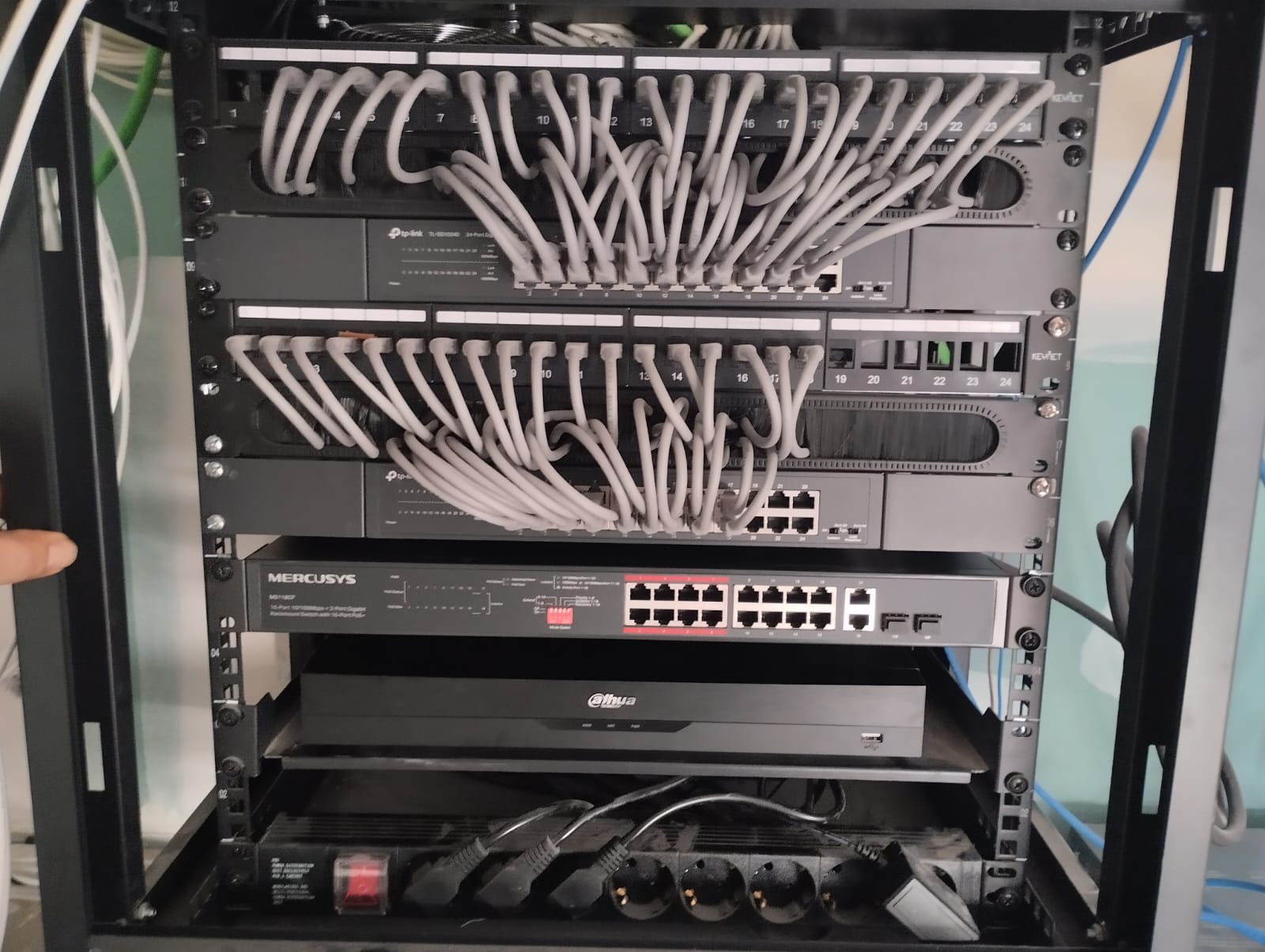 Armario de comunicaciones con grabador Dahua, videovigilancia cableada en Riba-roja de Túria
