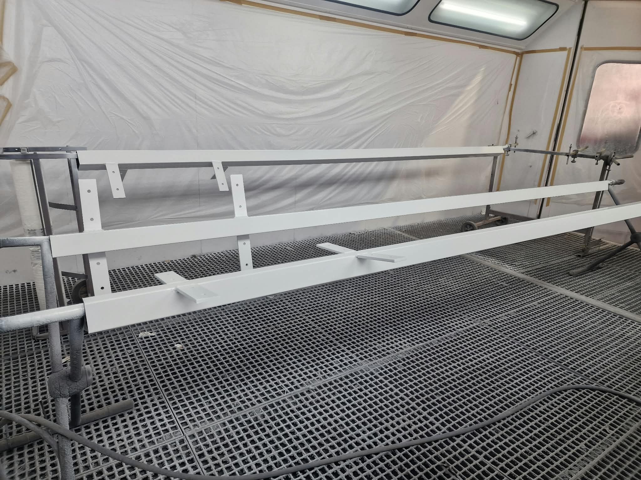 Soportes a medida para cámaras de videovigilancia ya pintados, preparados en el taller de Tecnicom para un chalet de Turís