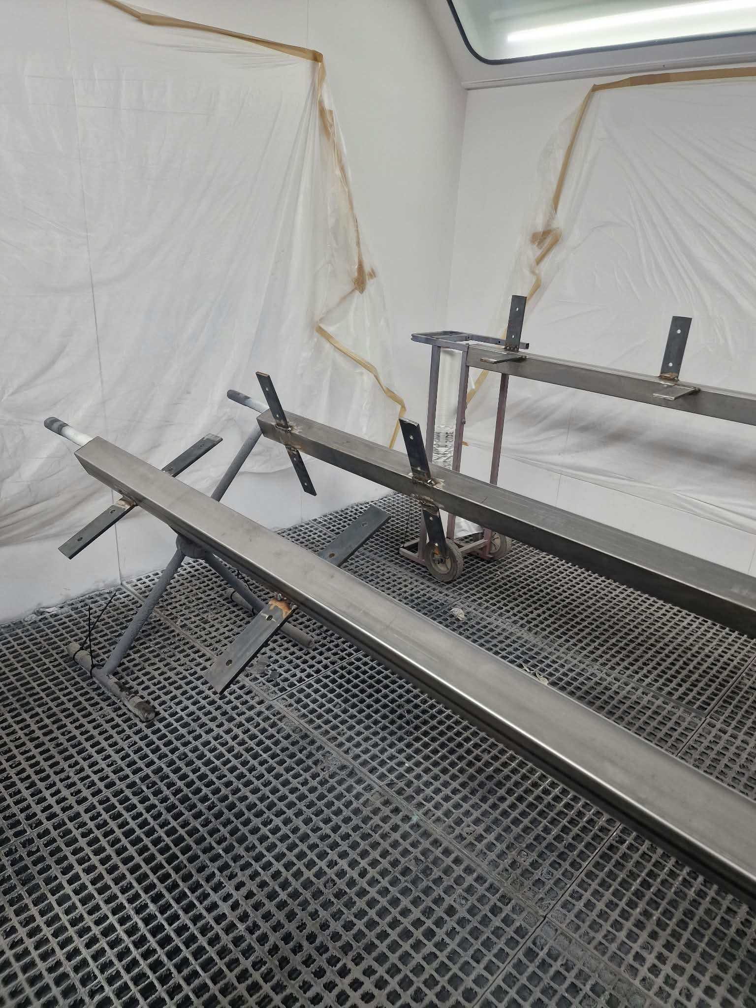 Detalle de los anclajes de los soportes a medida ya pintados, listos para montar las cámaras del chalet