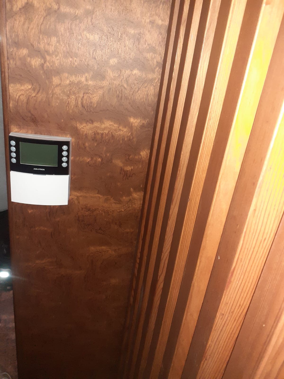Teclado de alarma Jablotron en el portal de una comunidad de vecinos de Valencia