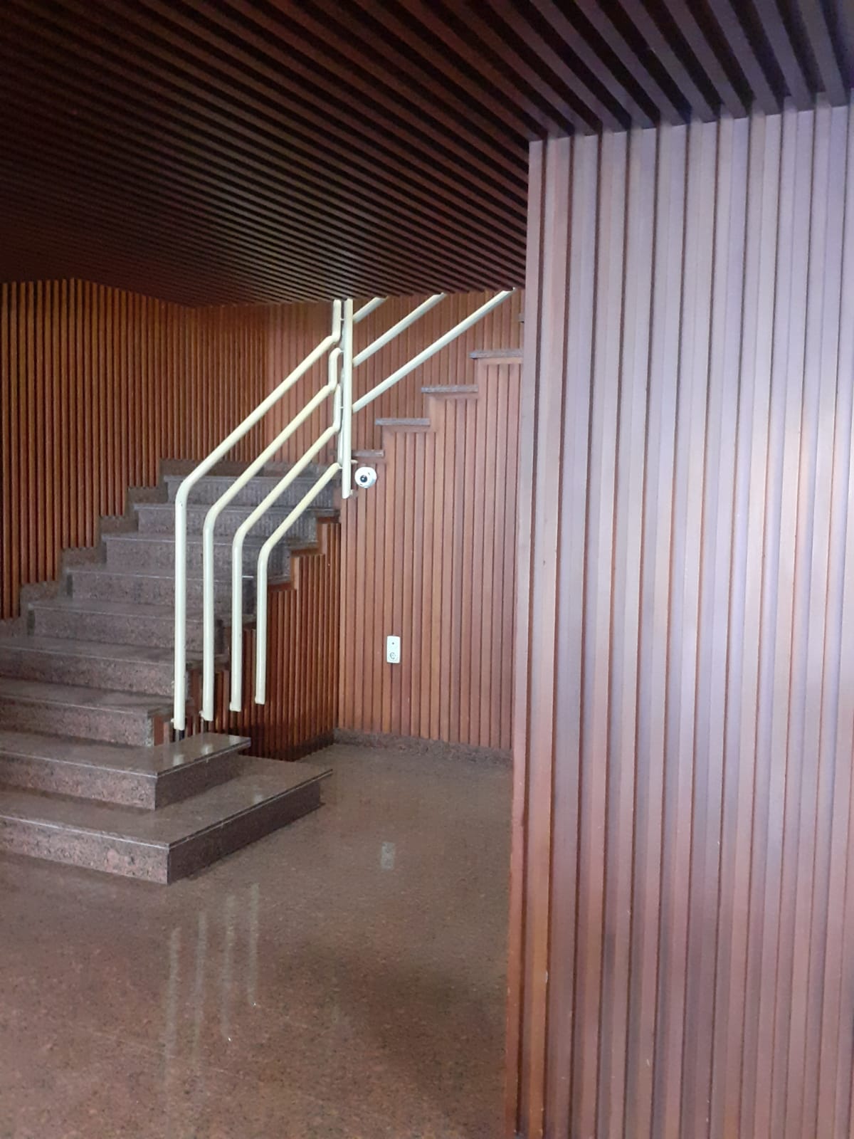 Cámara de videovigilancia en la escalera de una comunidad de vecinos de Valencia