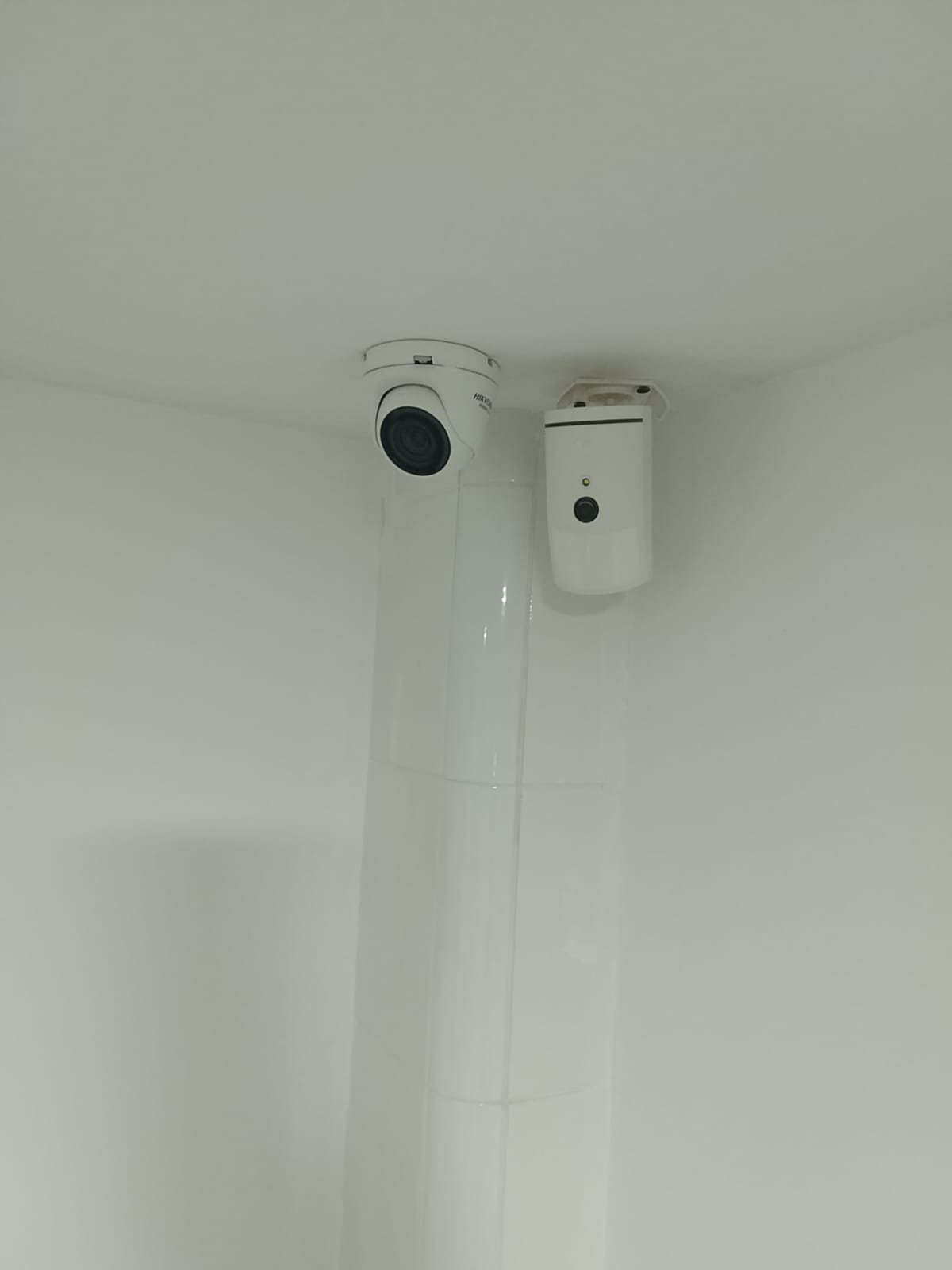 Cámara domo y detector movimiento alarma cableada finca hotel Valencia