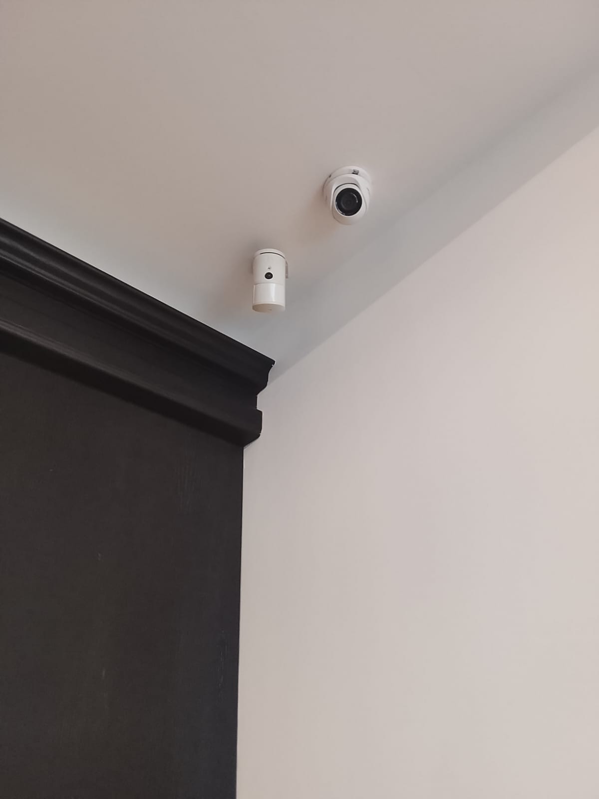 Detalle cámara y detector movimiento alarma cableada finca hotel Valencia