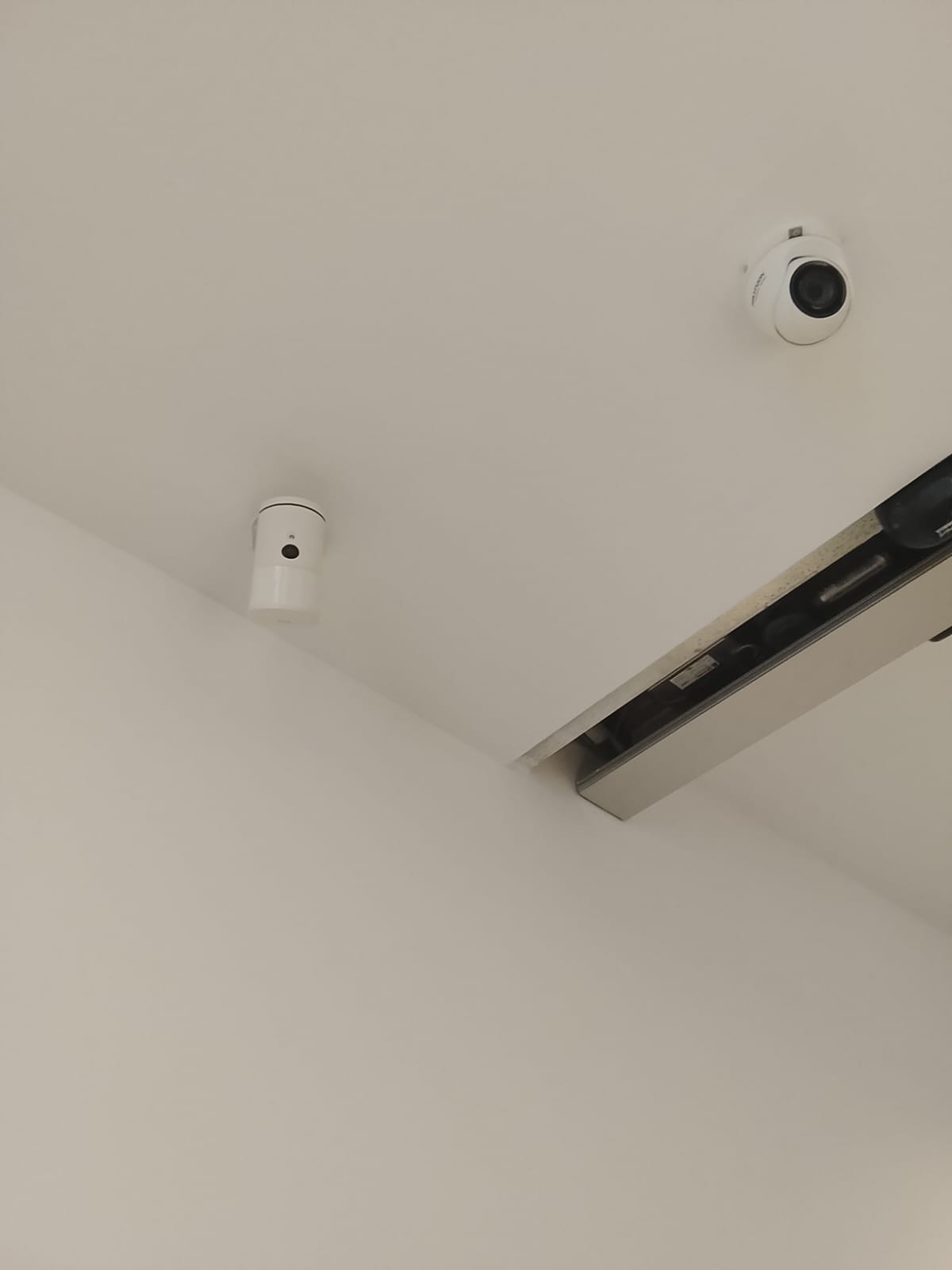 Dos cámaras domo alarma cableada finca hotel Valencia