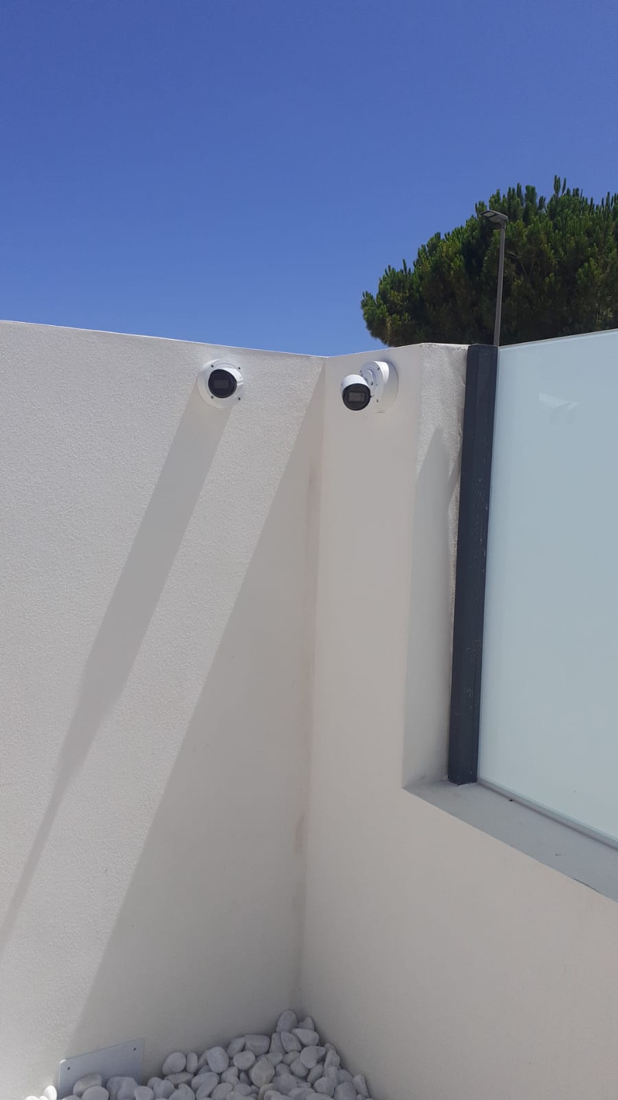 Cámara de videovigilancia exterior instalada en la fachada de un chalet
