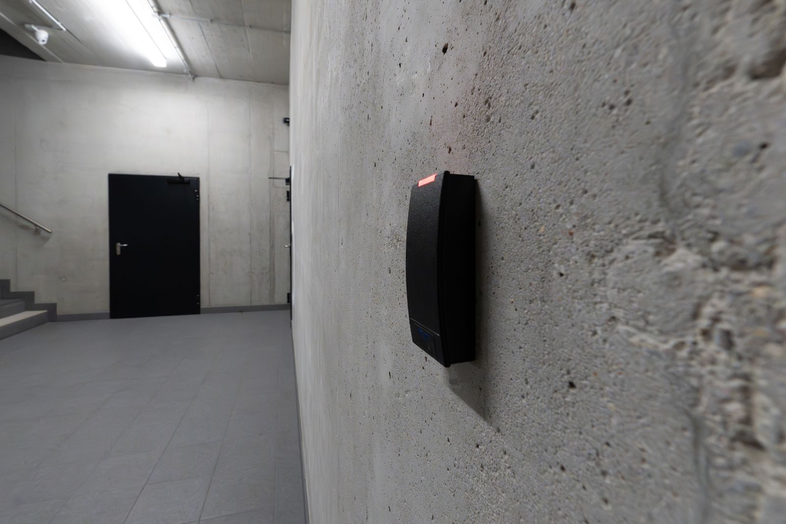 control de accesos en oficina con tarjeta y teclado Tecnicom