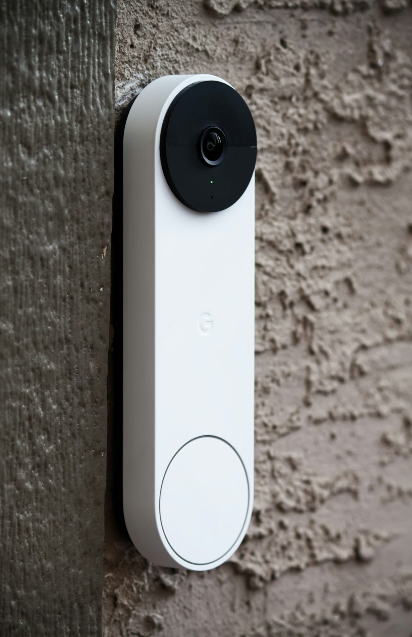 Videoportero inteligente instalado en la fachada de una vivienda, gama profesional Tecnicom Valencia