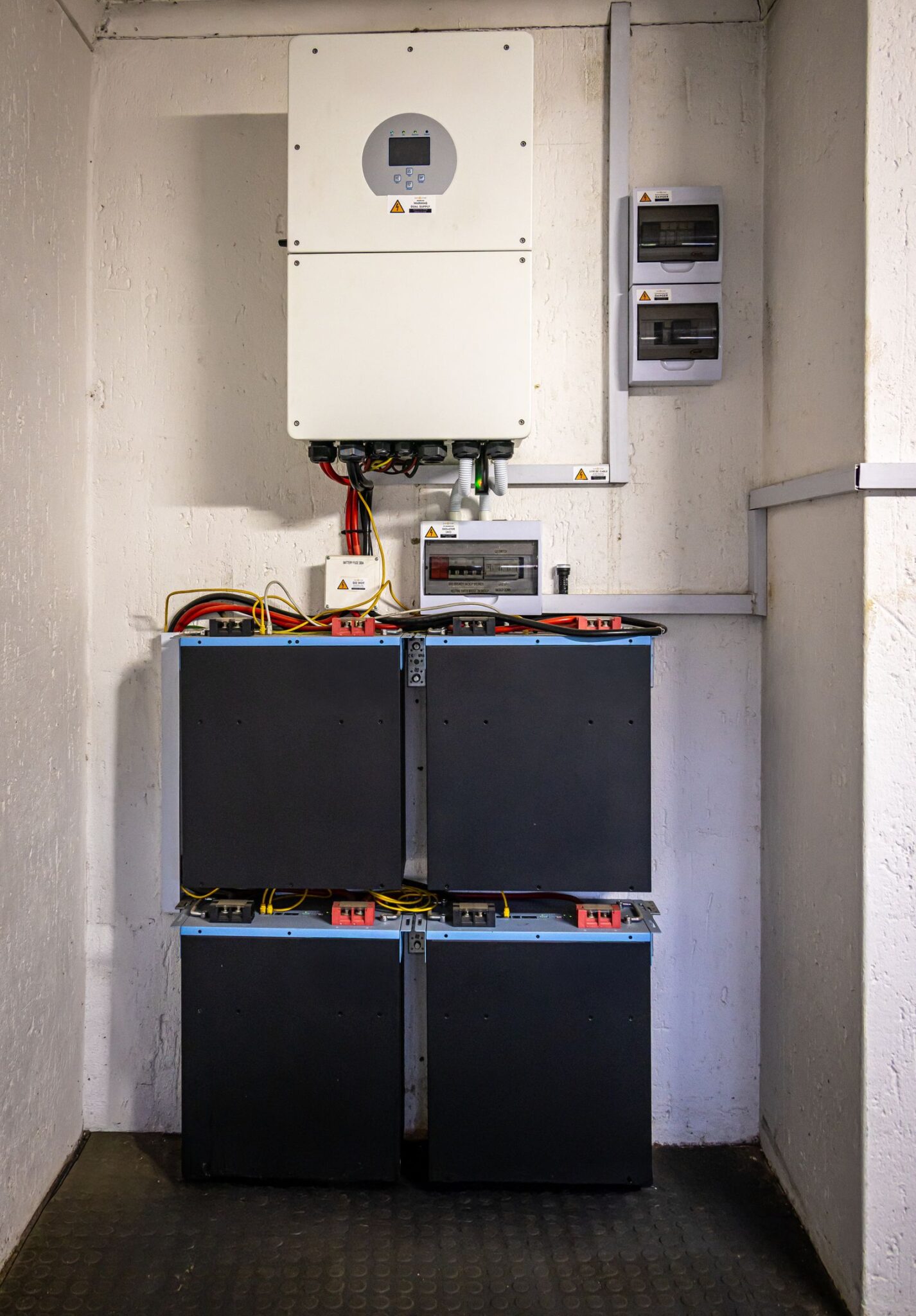 sistema solar 405W con inversor y bateria Tecnicom